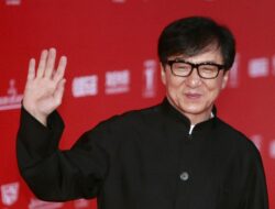 Gaya Sederhana Jackie Chan Curi Perhatian di Bandara Halim