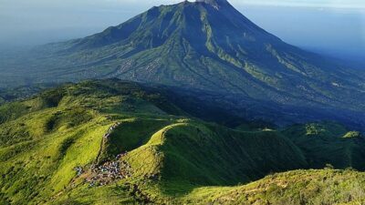 Gunung Merapi Ungup-Ungup Terbakar, Petugas Sedang Berusaha Memadamkan Api