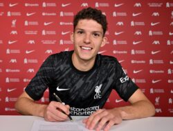 Liverpool Investasi Jangka Panjang dengan Merekrut Kiper Muda