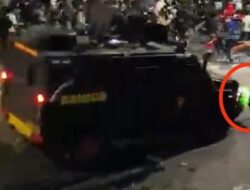 Keluarga Pengemudi Ojol Minta Keadilan Setelah Tewas Dilindas BrimobInsiden Tragis di PejomponganPada 28 Agustus 2025, Jakarta mengalami insiden tragis yang mengakibatkan tewasnya seorang pengemudi ojek online (ojol) bernama Affan Kurniawan (21). Affan dilindas oleh kendaraan taktis (rantis) yang digunakan oleh anggota Brimob di kawasan Pejompongan, Jakarta Pusat. Kejadian ini terjadi di tengah kerumunan saat aksi unjuk rasa berlangsung, dan kini keluarga korban mendesak agar keadilan ditegakkan.