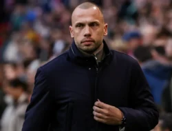 Ajax Mengakhiri Kerja Sama dengan John Heitinga Setelah Kekalahan di Eropa