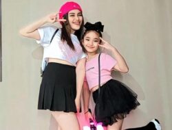 Ayu Ting Ting Terharu saat Salat Id Doa Jodoh dan Tradisi Keluarga yang Hangat