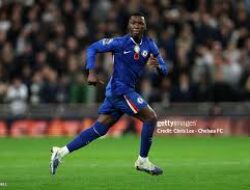 Caicedo Tak Tergoda “Legenda” dari Madrid: Ia Ingin Tumbuh Dulu Bersama Chelsea