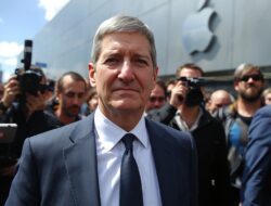 Tim Cook Mengakhiri Kepemimpinan di Apple: Era Disiplin Strategi yang Mengubah Skala Perusahaan