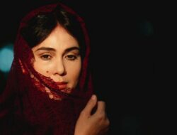 Luna Maya Tersenyum Lebar, Film Suzzanna: Santet Capai 1 Juta Penonton — Kemenangan Untuk Genre Horor Lokal