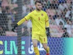 Maarten Paes Balas Kritik dengan Aksi Nyata, Super Save di Ajax Jadi Bukti